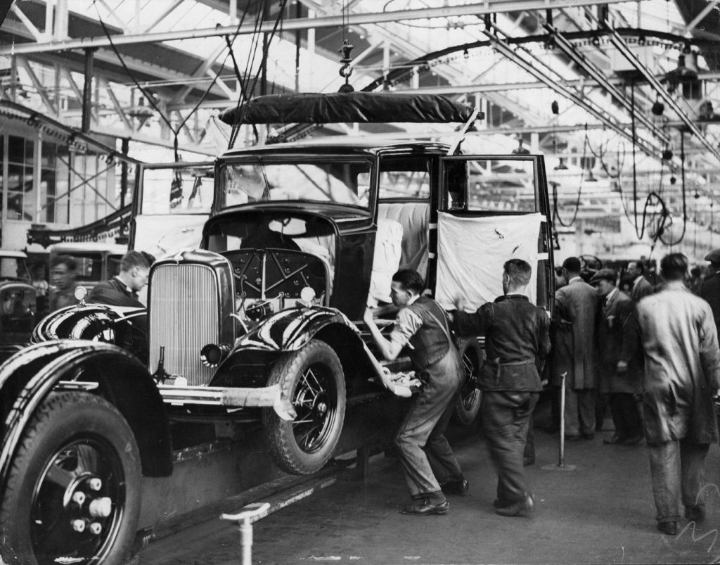 Эволюция массового производства автомобилей: история технологического прогресса и социальных изменений